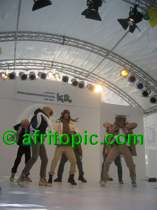 ../Images/Krefeld-Strssenmodenschau-2005 166.jpg